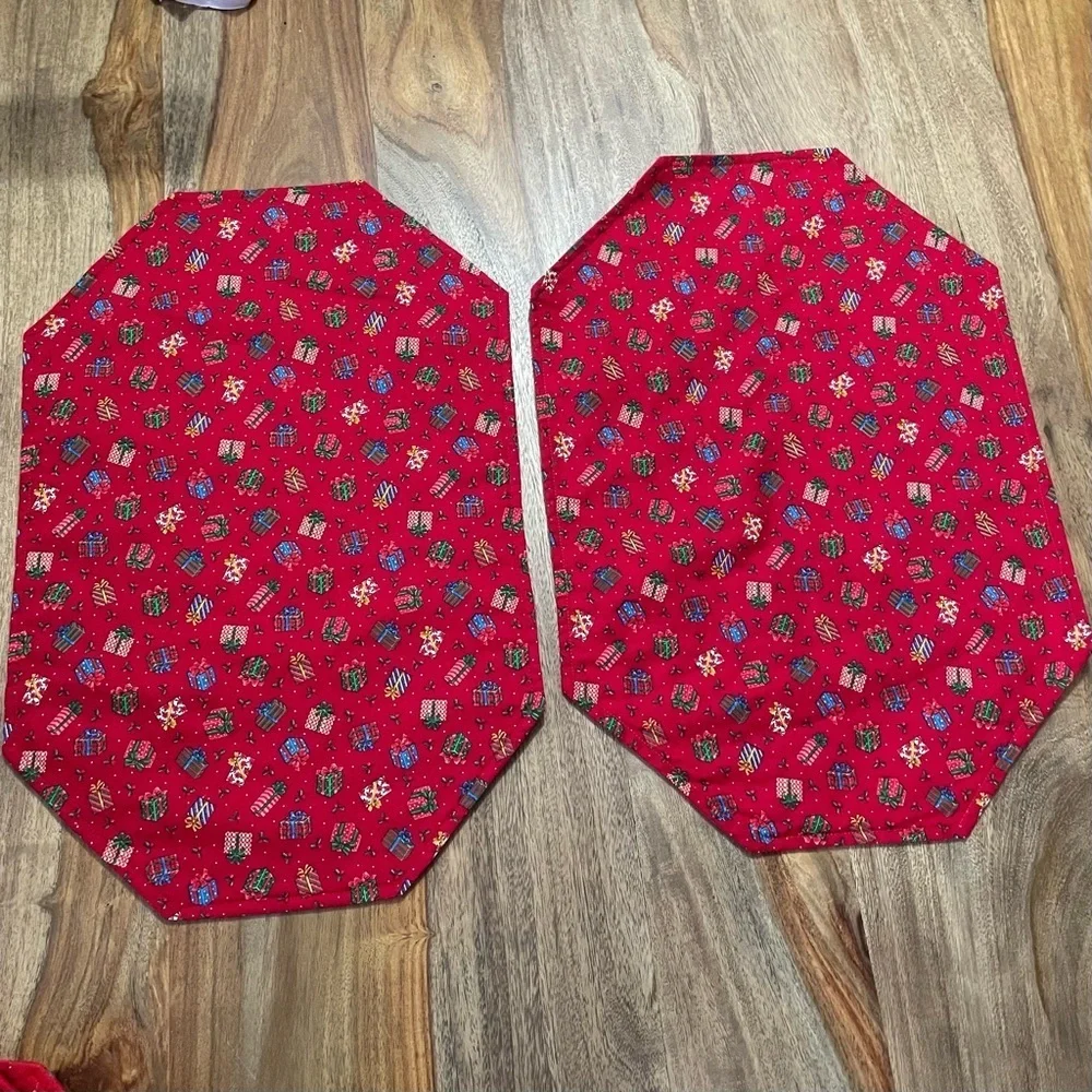 Christmas Multi-colored Present Print Red Background/Backing Placemats set of‎ 6